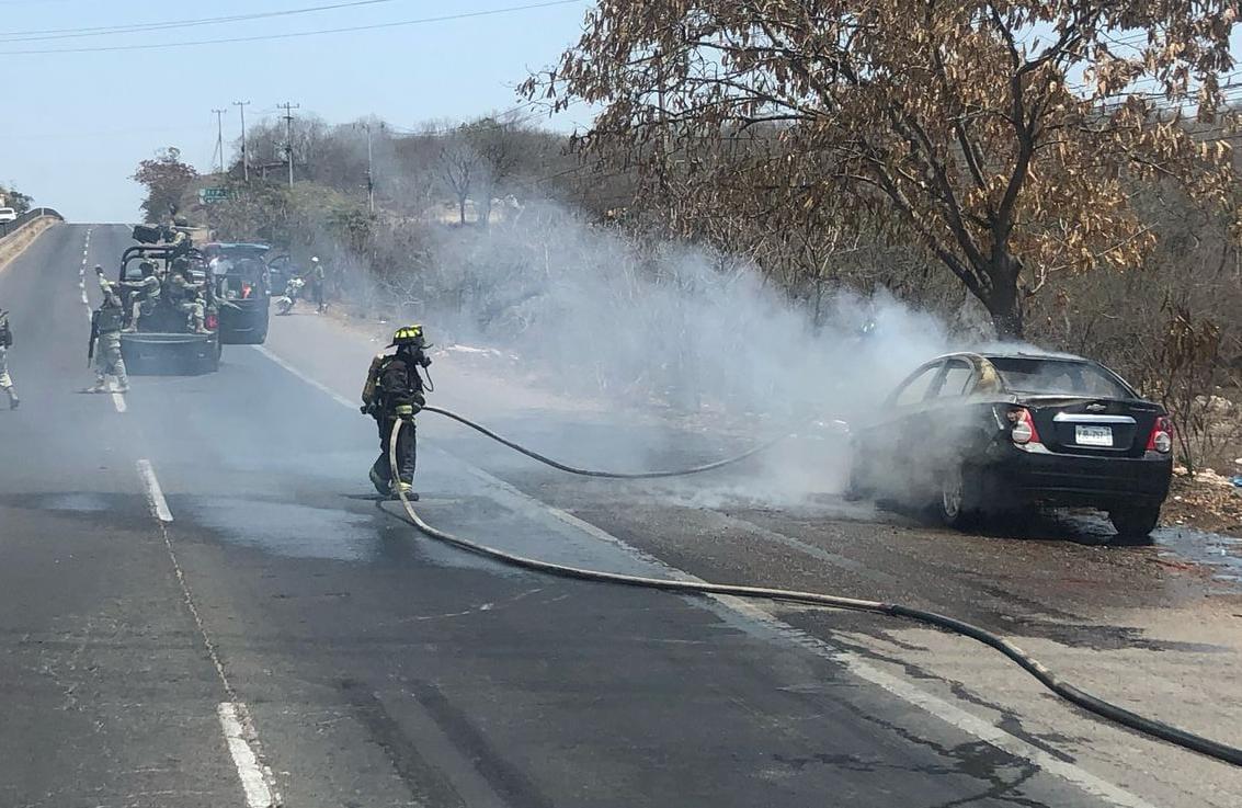 $!Se incendia un vehículo en la Carretera Internacional al sur de Mazatlán
