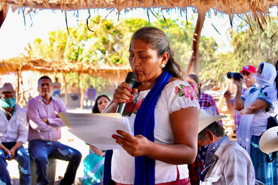 $!La maestra Laura Hernández, al presentar la propuesta del modelo educativo indígena que está incluido en el Plan de Justicia.