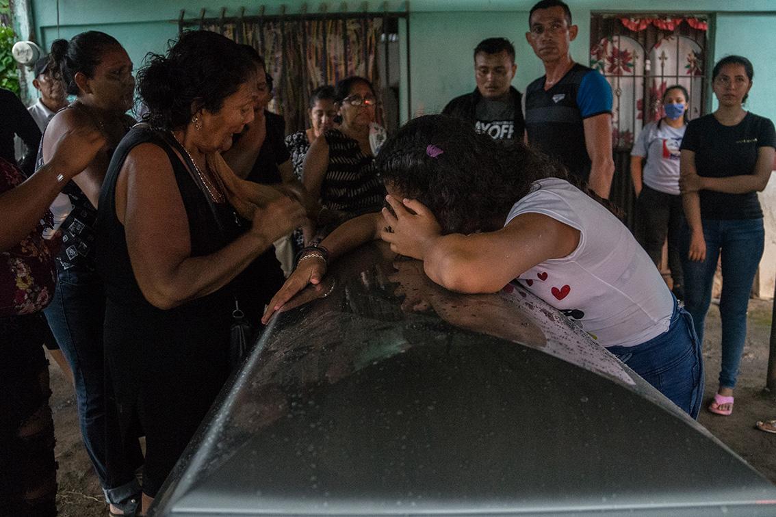 $!En el ejido Álvaro Obregón, la familia Tercero ya esperaba la llegada de Damián. «Ay papito chulo, ay güerito«, gritaban con gran dolor las mujeres ante el féretro.