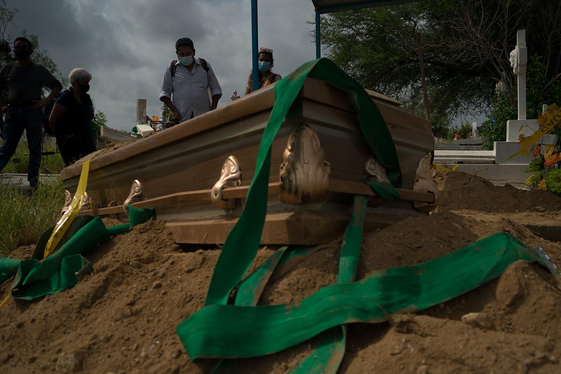 $!La exhumación del cuerpo de Damián fue catalogada como «prematura». Generalmente este tipo de procedimientos se realizan transcurridos 7 años, pero el cuerpo de este joven fue desenterrado antes de cumplir un año de ser sepultado. El equipo de servicios periciales de Tamaulipas no llegó a la exhumación, en la que solo estuvo presente personal de la Comisión Ejecutiva de Atención a Víctimas y el CAI de Nuevo León, representantes de la Comisión estatal de Protección de Riesgo Sanitario, el responsable del panteón y la Guardia Nacional.