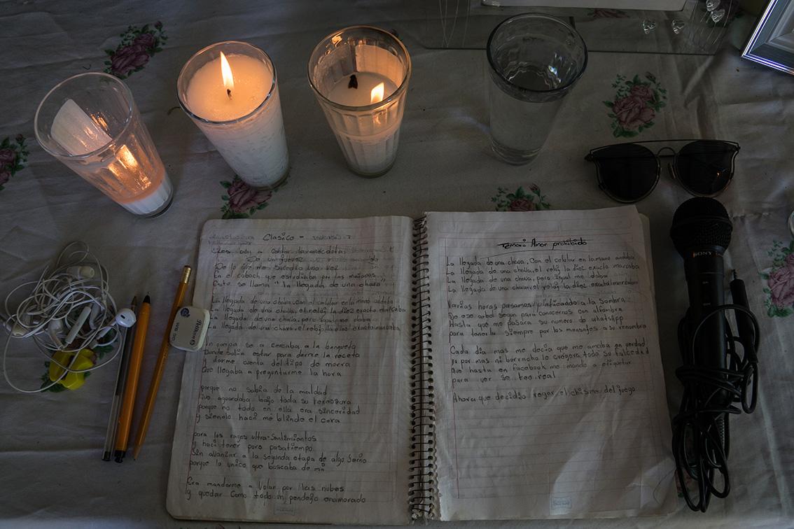 $!En un altar con velas fueron colocadas las pertenencias de Damián: un cuaderno con letras de canciones que escribía, sus gafas negras, un micrófono, audífonos, lapiceros y goma, fueron los tesoros del joven ejecutado por los militares a los que siempre admiró.