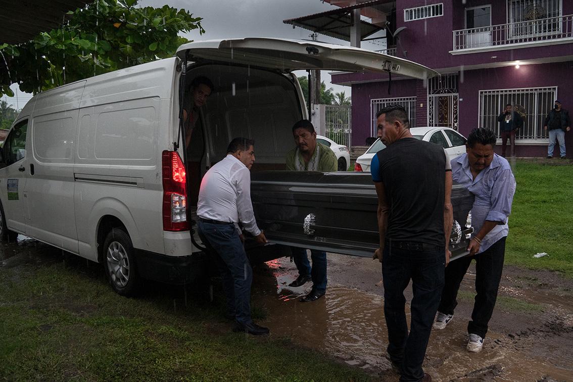 $!Después de 28 horas de camino, el cuerpo del joven de 18 años llegó a su tierra natal en Tapachula Chiapas, en una tarde lluviosa.