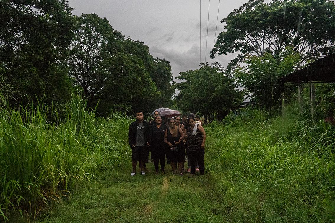$!Las lágrimas de la familia de Damián se unieron con las del cielo gris. Tomados de los brazos en un acto de fortaleza, caminaron bajo la lluvia y el lodo, entre el verde de una tierra que da mucho pero que paga poco.