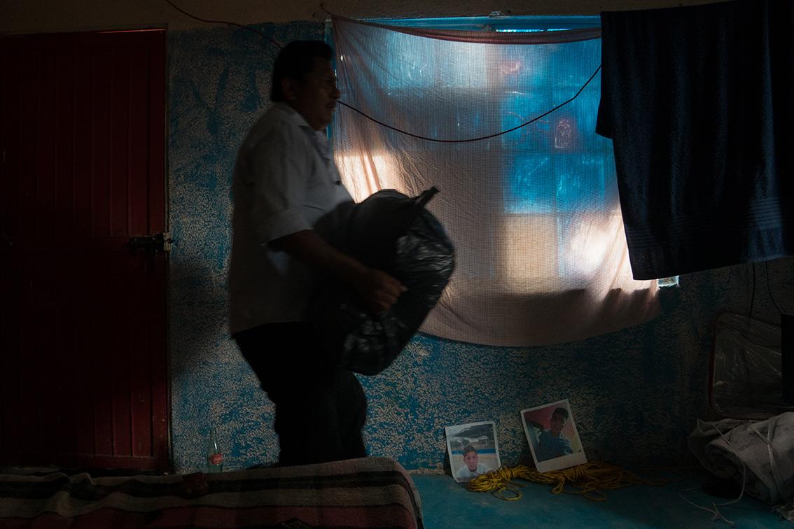 $!Las fotos de Damián y Alejandro fueron testigos mudos de la última mudanza. Ahí se quedaron las imágenes y la cama.