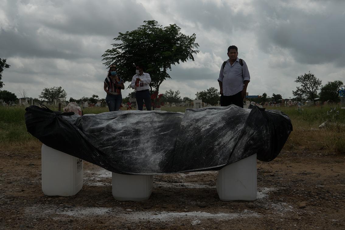 $!Raúl Tercero presenció cada paso del proceso de exhumación y preparación para el traslado del cuerpo de su hijo. En soledad y sin ningún familiar que lo pudiera acompañarlo a Nuevo Laredo.