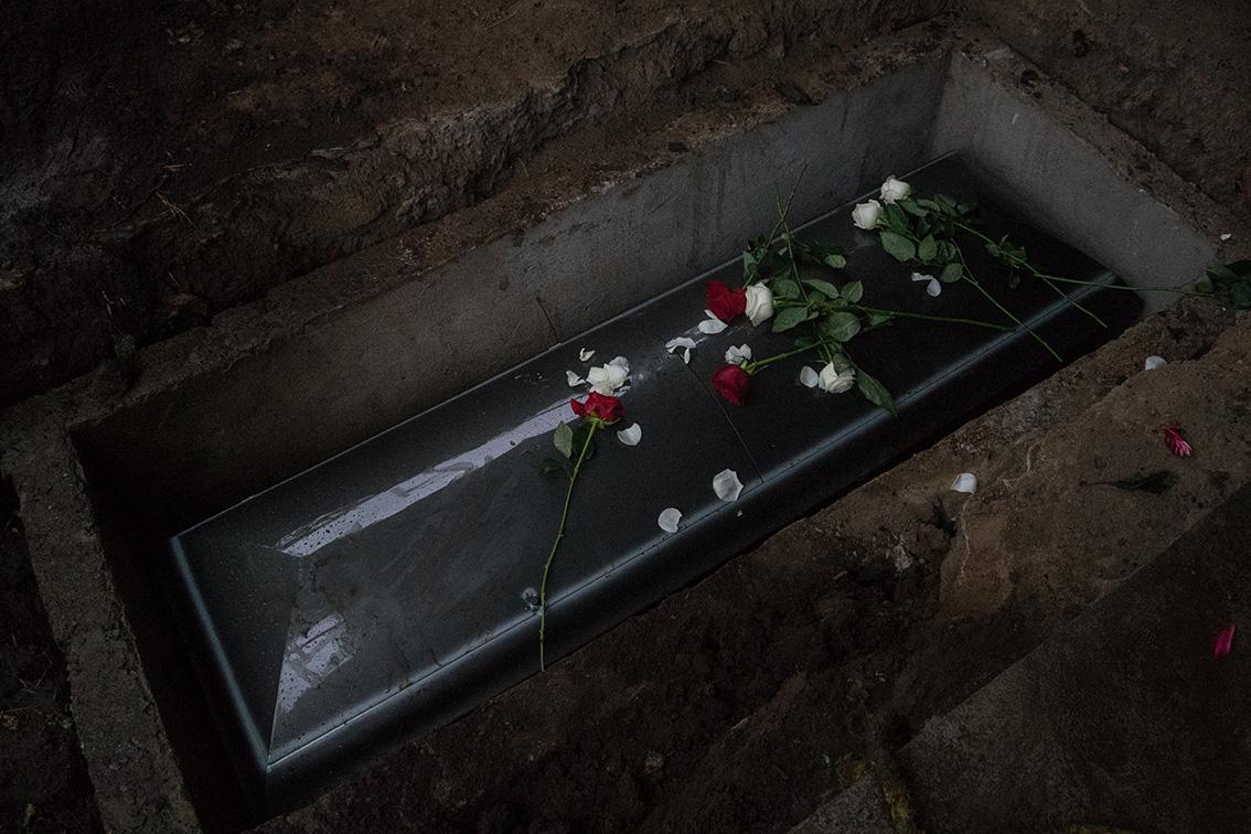 $!La familia arrojó flores rojas y blancas antes de que fuera cubierta con tierra la última morada de Damián Genovez Tercero. Su cuerpo quedó al lado de su padre biológico, quien murió cuando Damián era un niño.