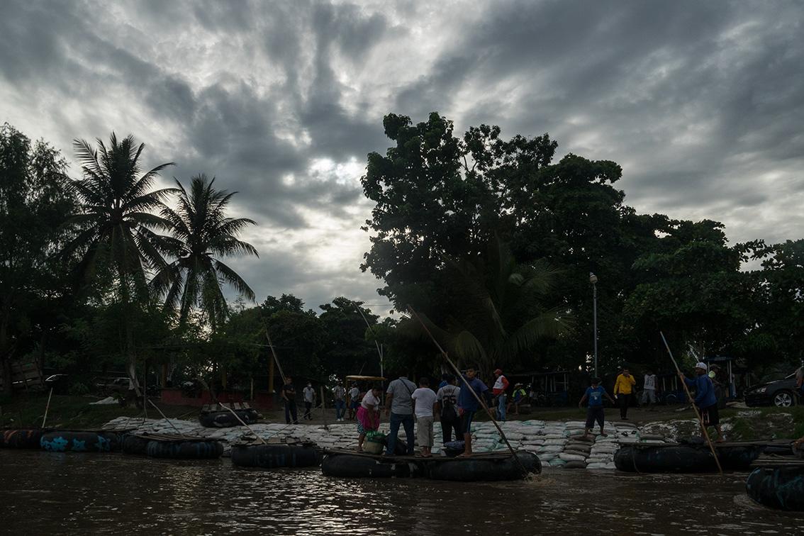 $!En el río Suchiate se sabe quién es de dónde dependiendo como se acomoden en la balsa. Si son de Guatemala la gente viaja parada, si son turistas o mexicanos, viajan sentados.