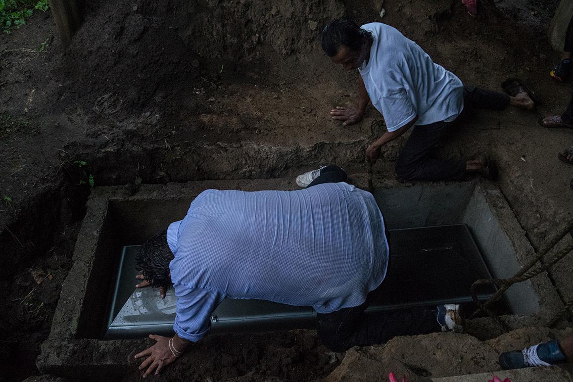 $!Raúl Tercero al despedirse de su hijo. El sentimiento de culpa por habérselo llevado para buscar mejores ingresos y haber encontrado la muerte, sigue siendo grande.