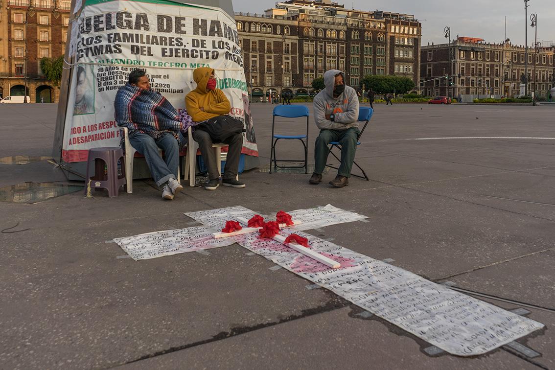 $!Desde el jueves 20 de mayo, la bandera que está en el Zócalo no ha sido guardada. El ritual diario para izarla y bajarla, a cargo del Ejército mexicano, fue suspendido porque Raúl Tercero se puso en huelga de hambre a los pies del asta.