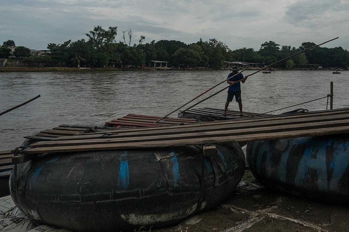 $!Las balsas están hechas de madera y las cámaras que usan las llantas de los tractores. Entre materiales y manufactura cuestan alrededor de 5 mil pesos mexicanos.