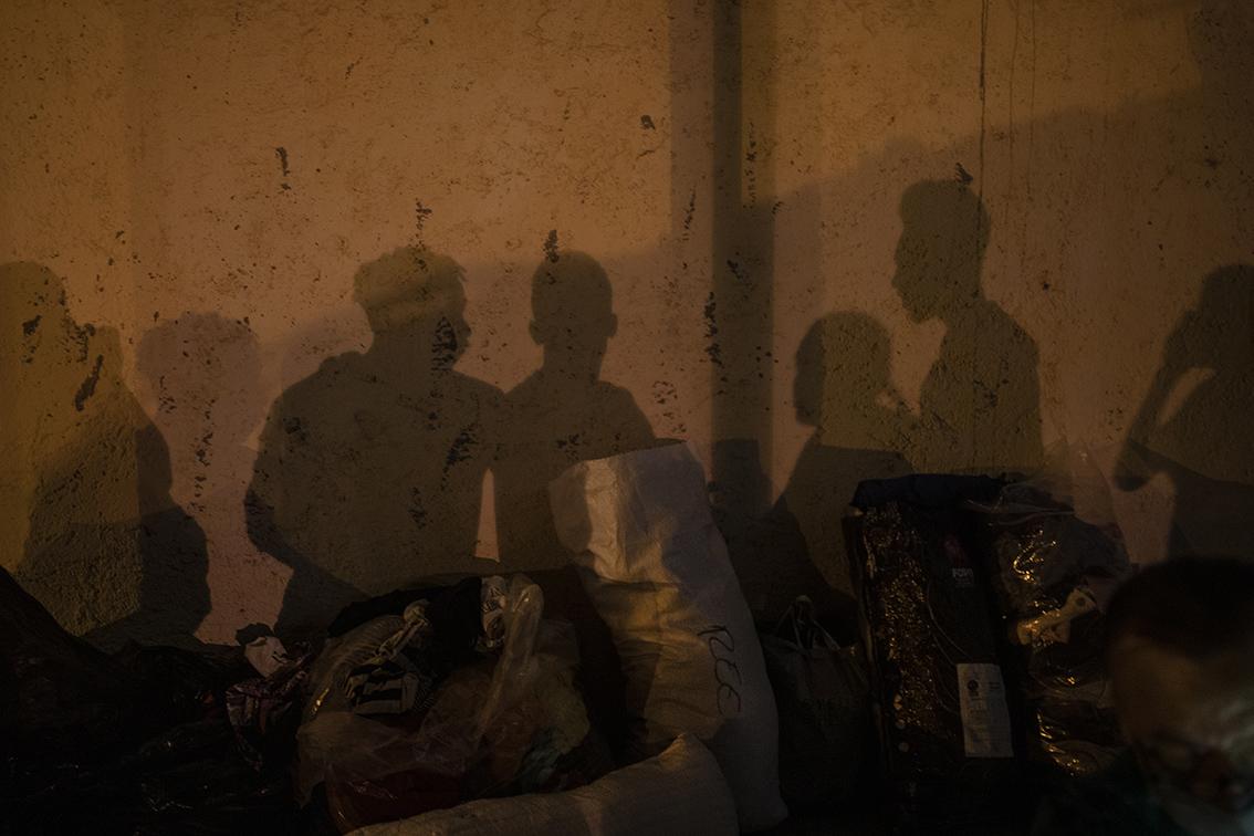 $!Las sombras de un grupo de migrantes, que llegaron a un refugio temporal, administrado por el INM y el municipio de Ciudad Acuña.