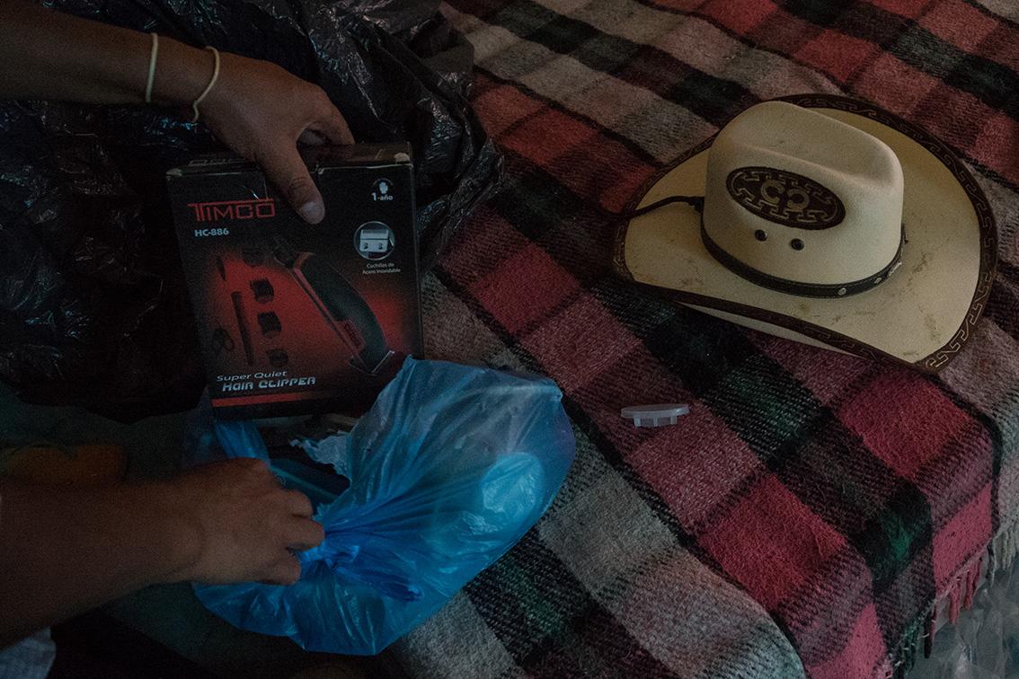 $!Los recuerdos comenzaron a llegar al pasar esa puerta. Este, más que un viaje de más de 2 mil kilómetros, fue un doloroso viaje al pasado. «Con esta rasuradora mis dos muchachos se cortaban su pelo», comentó el padre, mientras empacaba apresurado. Lo mismo pasaba con el DVD, la licuadora, el sombrero, la tele... todo lo fue adquiriendo poco a poco, en pagos, para que sus hijos estuvieran contentos en la nueva vida que les traería prosperidad.