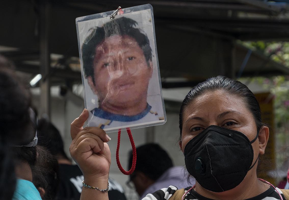 $!Con fotos de sus familiares desaparecidos caminaron por las calles de la Colonia del Valle, personas de 14 estados, para entregar un pliego petitorio a las autoridades de la CEAV.