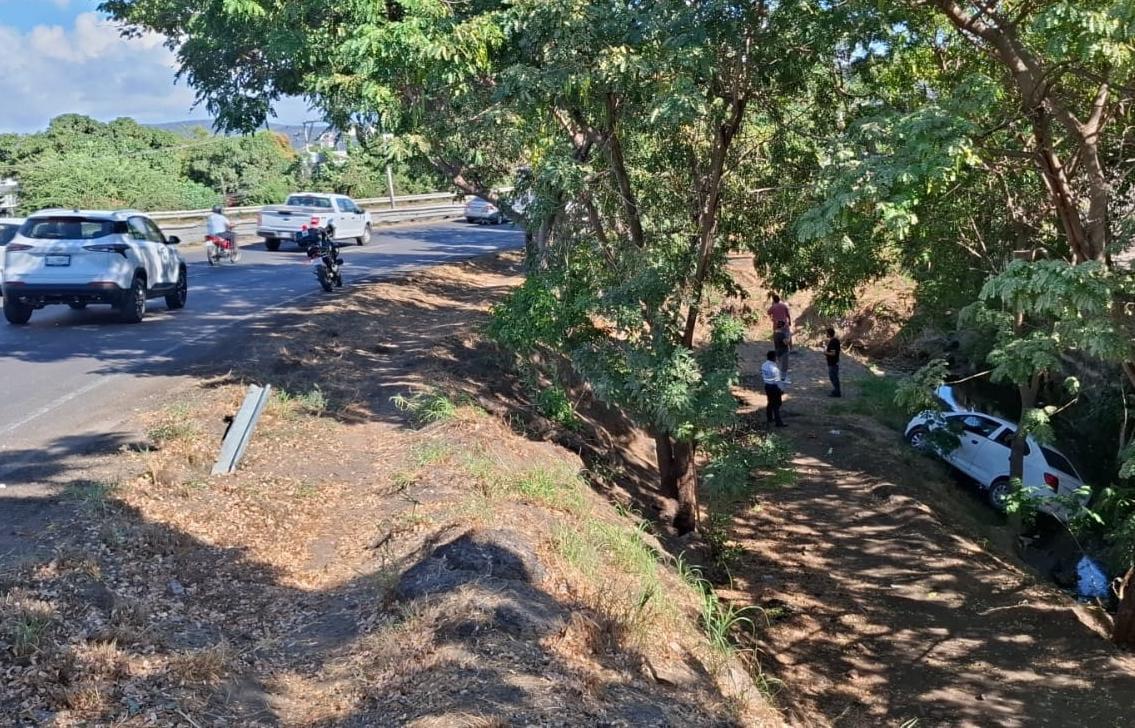 $!Auto cae a barranco del paso superior sur en Mazatlán
