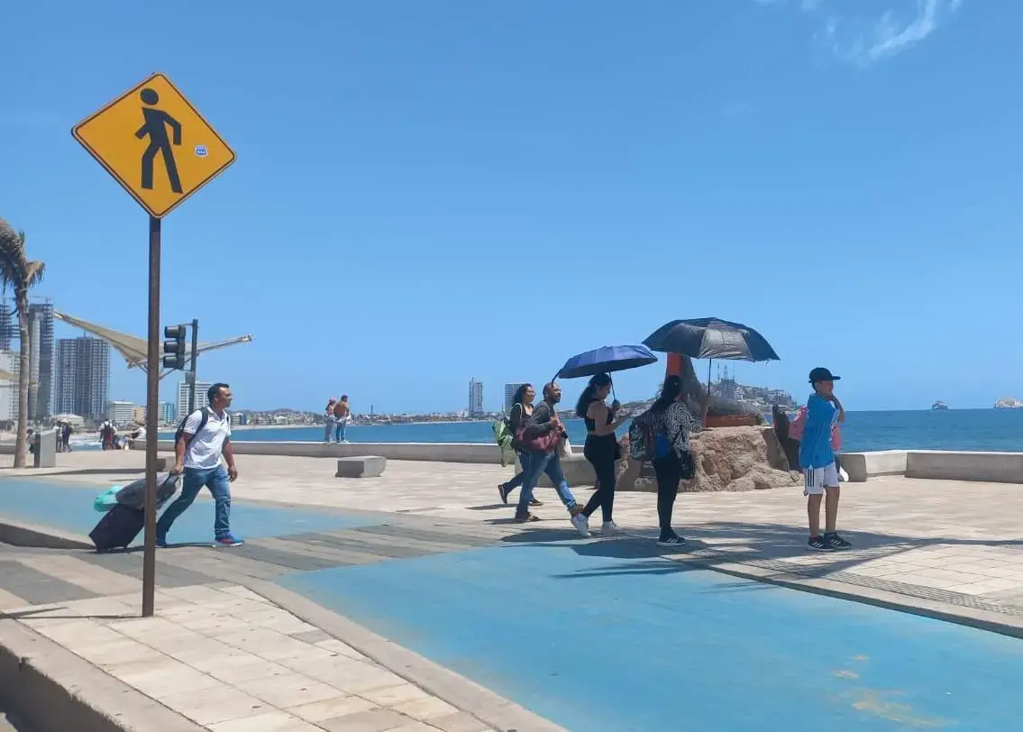 $!Prevalece onda de calor en Sinaloa con temperaturas de 40 a 45 grados