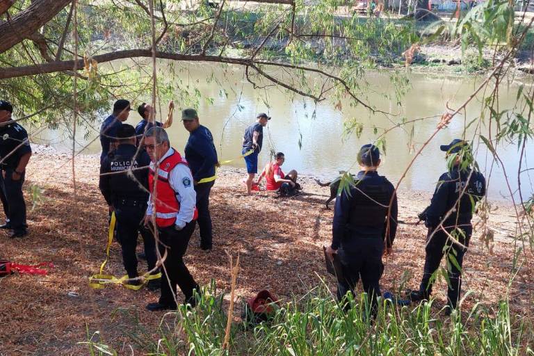 Joven es rescatado al quedarse atascado en el lodo del río Tamazula