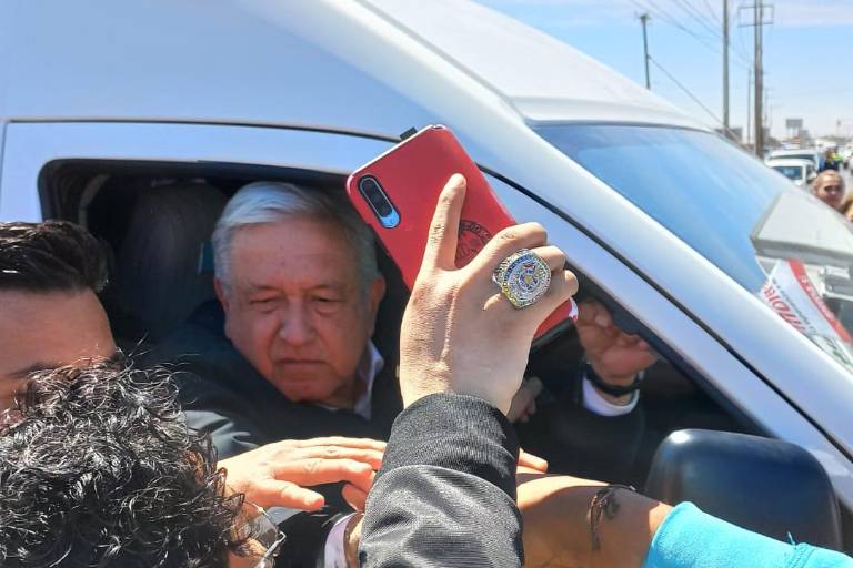 En Ciudad Juárez, AMLO evita hablar con migrantes que le pedían justicia