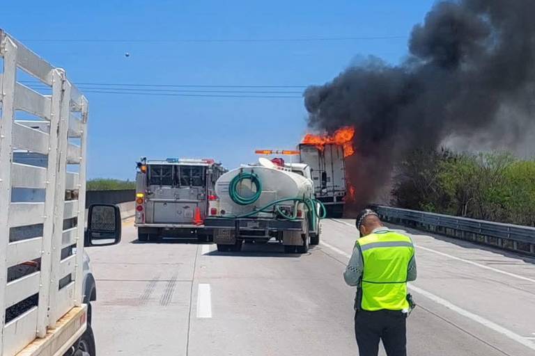 Incendio de tractocamión provoca cierre del libramiento Mazatlán-Villa Unión; no hay lesionados