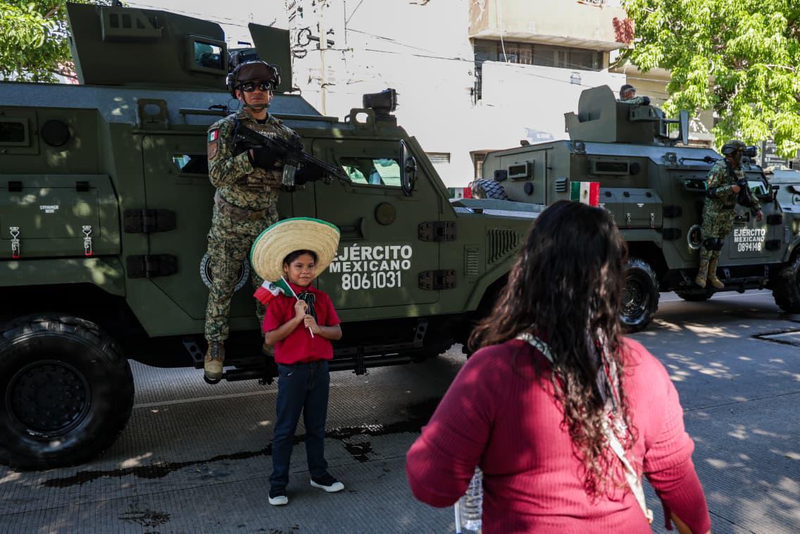 $!Desfilan más de 11 mil elementos de seguridad en Culiacán por aniversario de la Independencia