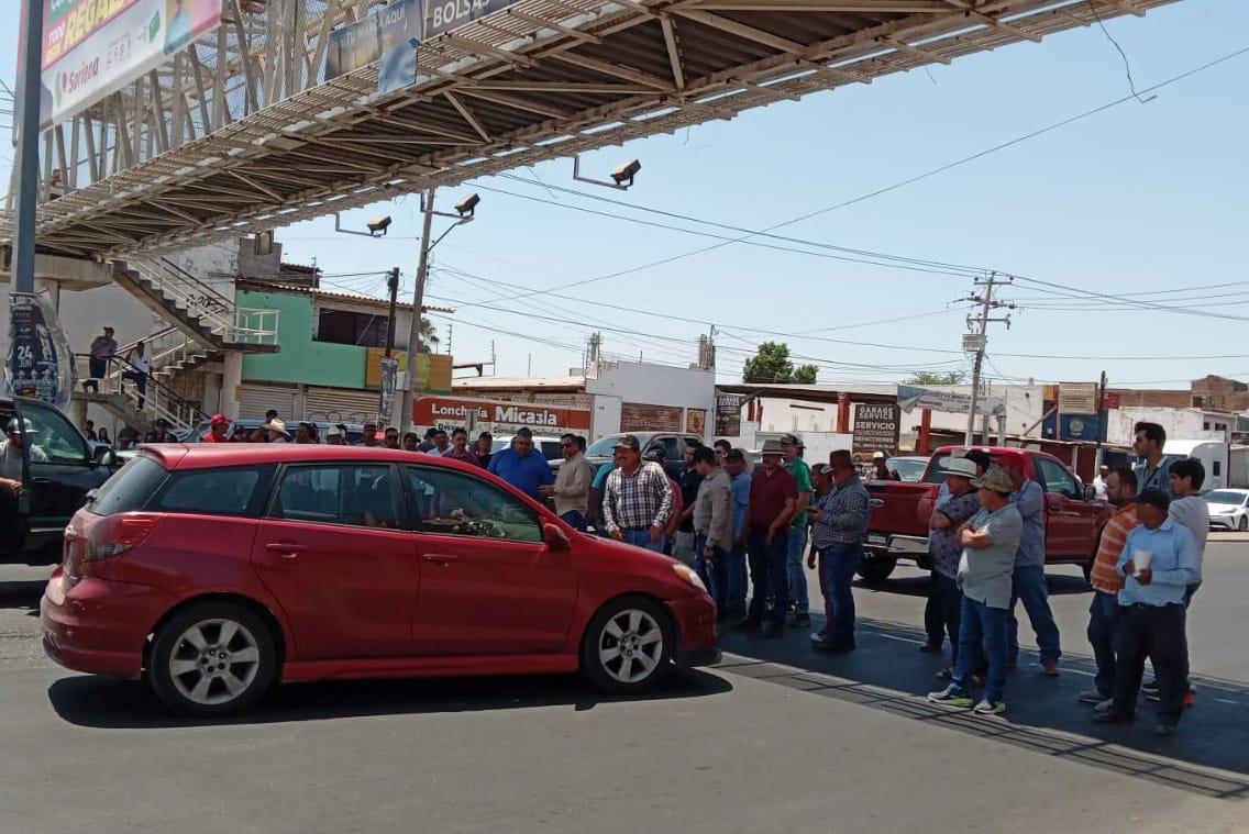 $!Maiceros toman Culiacán y paralizan el Aeropuerto