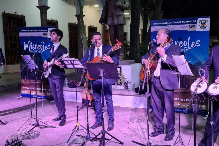 Viven románticos momentos con la música de Roberto Cantoral