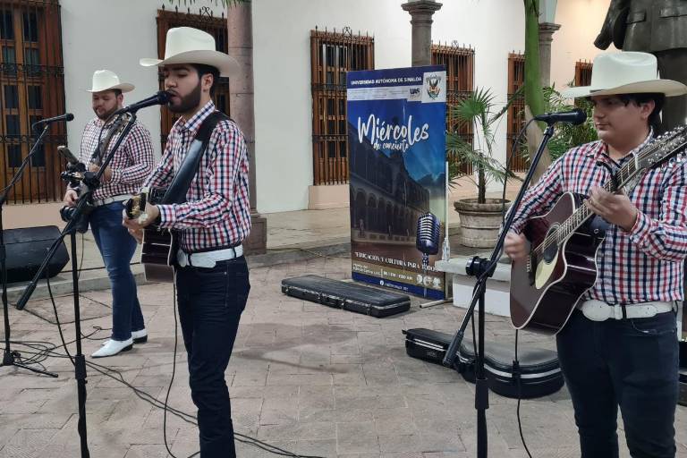 Cantan y bailan al ritmo del Grupo La Ficción