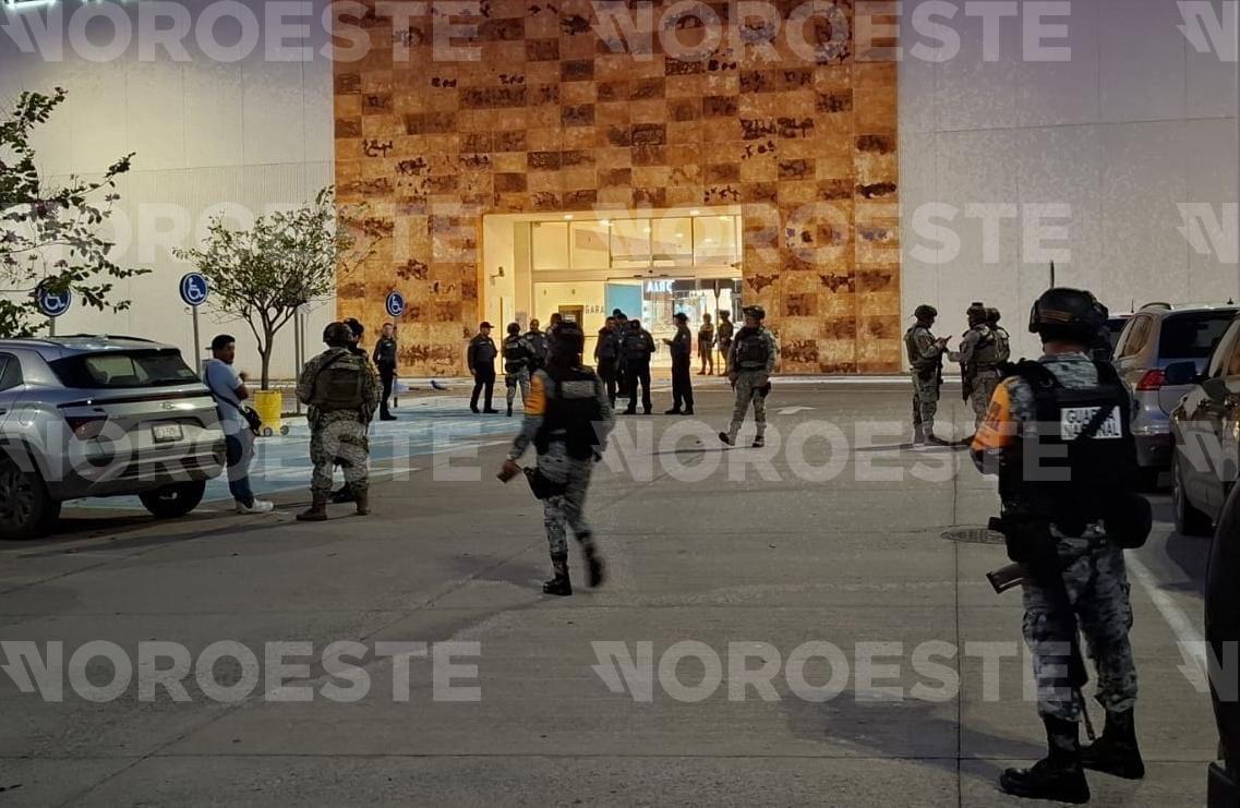 $!Asesinan a un hombre en el estacionamiento de una plaza comercial en Mazatlán
