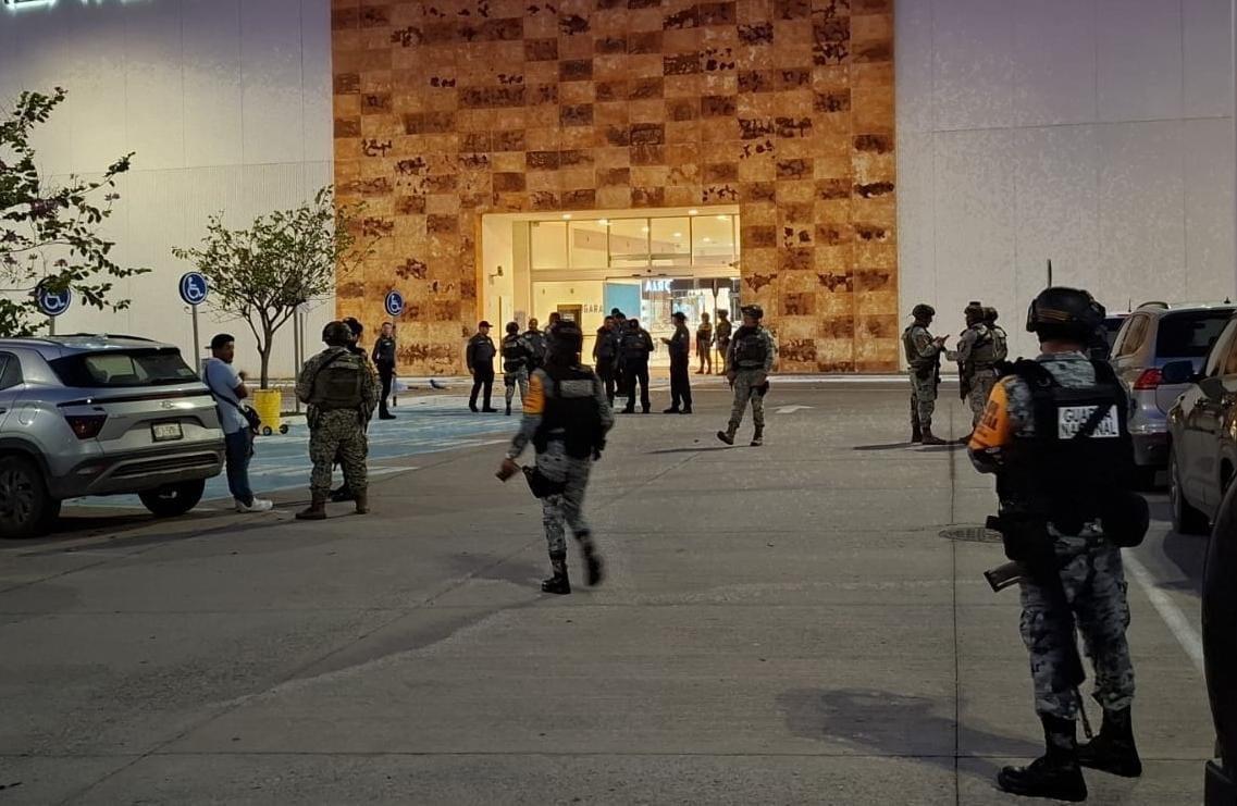 $!Cierran locales por asesinato de hombre en estacionamiento de plaza comercial, en Mazatlán
