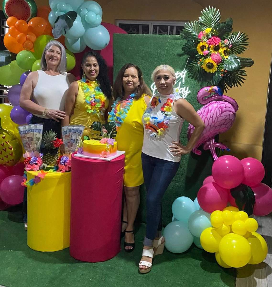 $!Carmen Sandoval y María de la Luz Barrera con las cumpleañeras.