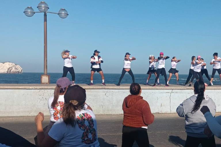 Conmemoran Día de la Mujer con Mega Clase en las faldas del Faro Mazatlán