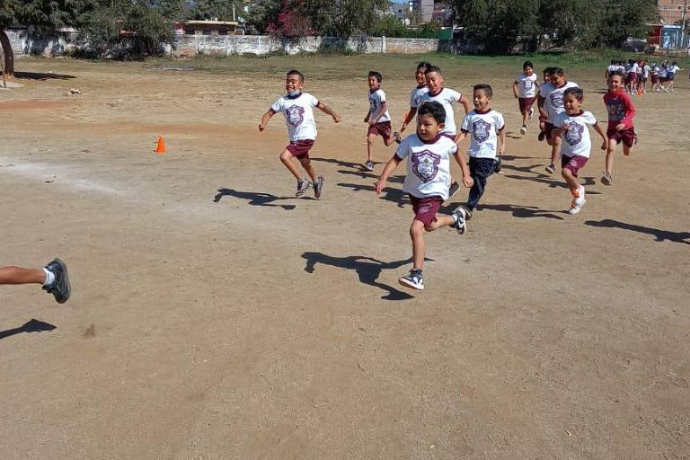 Viven el Festival de la Velocidad en la Primaria Flores Magón