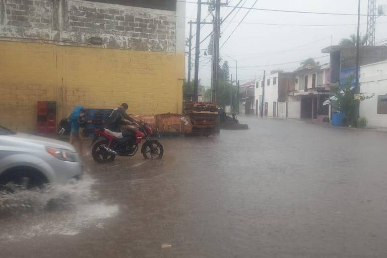 ‘Roslyn’ sorprendió a escuinapenses con la guardia abajo; lloviznó, hizo calor y se vinieron las lluvias torrenciales