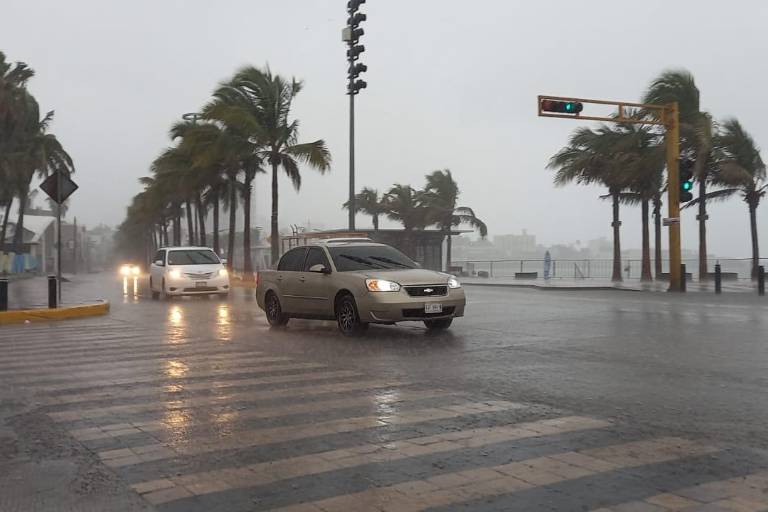 Mazatlán, en fase roja por Huracán Nora; piden a la población ‘resguardo total’