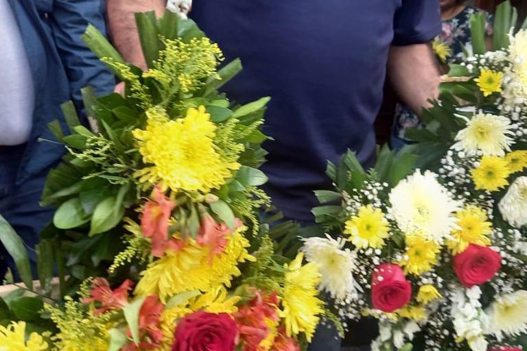 Albañiles celebran con cruces y flores su día, en Escuinapa