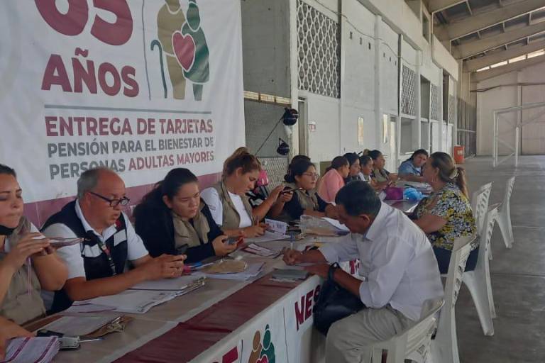 Exhortan a adultos mayores a recoger tarjeta para cobro de pensión en Escuinapa