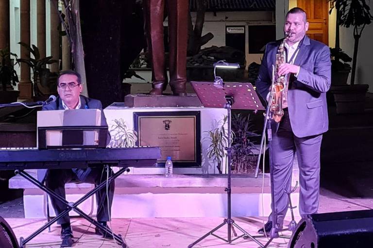 Corea el ‘Cielito lindo’ el público del dueto Café para dos