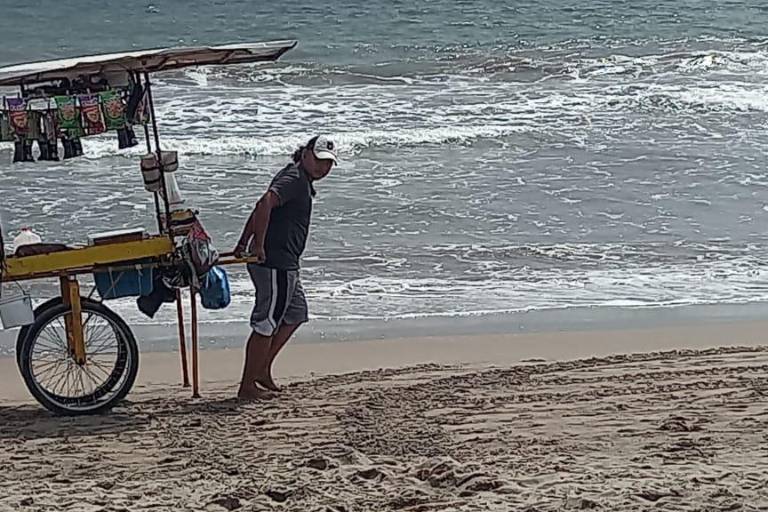 Por gusto y tradición, Ulises Gustavo ofrece sus raspados a los bañistas