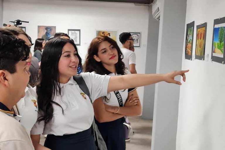 Dan alumnos una mirada al ayer y hoy a través del color