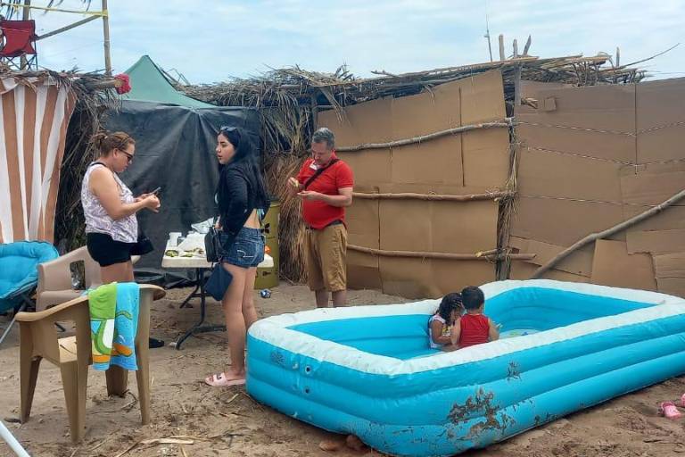 Ante mar de fondo, bañistas en Las Cabras buscan otras opciones