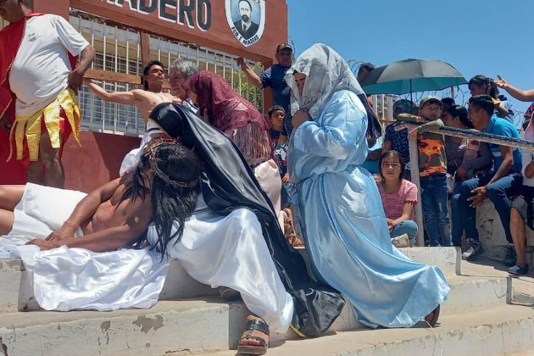 Después de tres años, salen a vivir el Viacrucis en Escuinapa