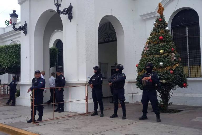 Por informe, blindan acceso a Palacio Municipal en Escuinapa