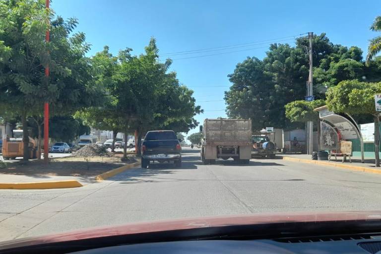 Alistan en Guamúchil llegada de López Obrador arreglando avenida frente al Hospital General