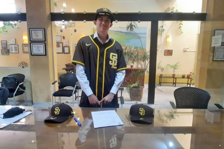 Sinaloense Manuel Castro estampa su firma con los Padres de San Diego