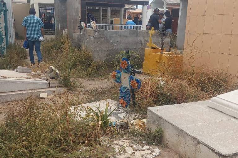 Reportan que limpieza de panteón de Escuinapa estará a tiempo