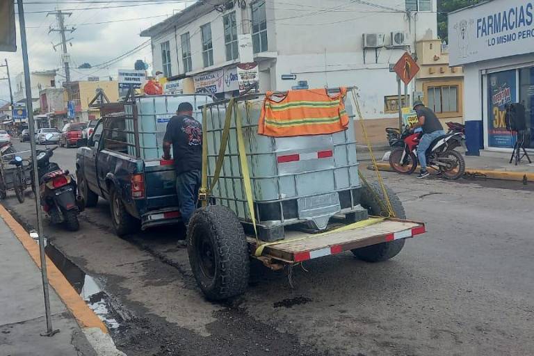 Ante falla en acueducto Baluarte-Escuinapa, familias aprovechan el agua de lluvia