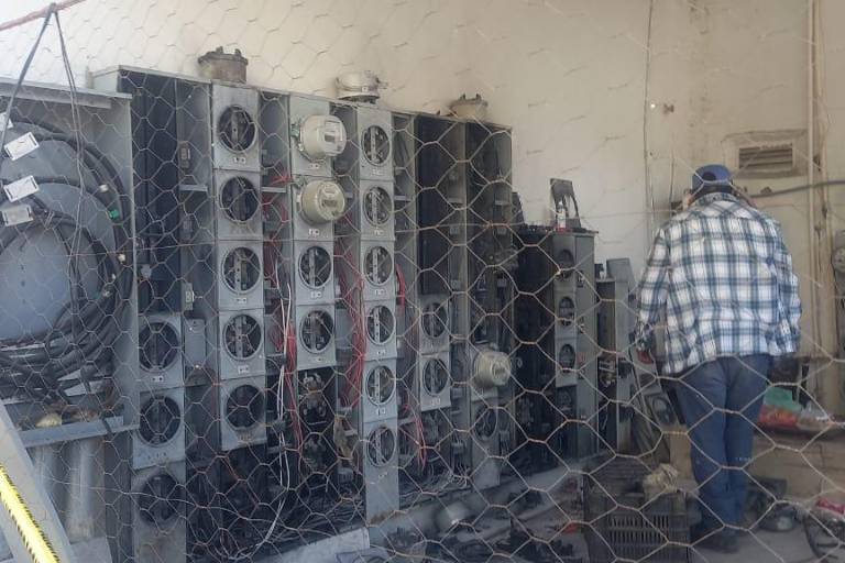 Explosión de centro de carga deja sin luz al Mercado de Escuinapa