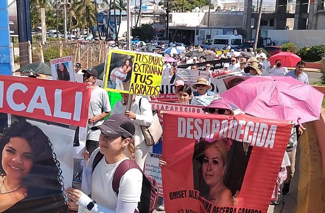 $!Marchan en Mazatlán para exigir la aparición de Carlos Emilio y más desaparecidos