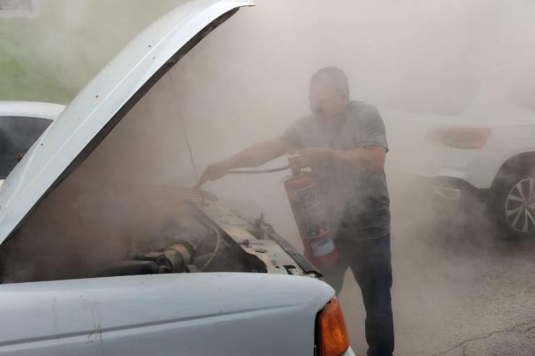 Se quema motor de Ford Ranger en el Centro de Culiacán