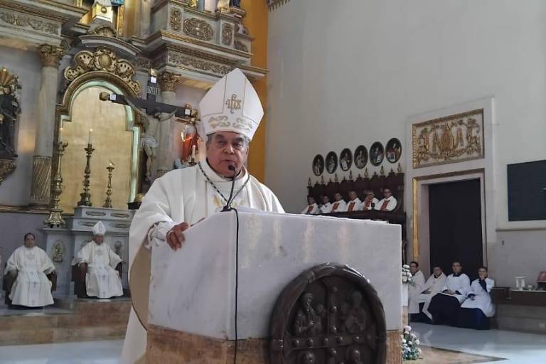 Oran por la paz de Culiacán en aniversario episcopal del Obispo Jesús Herrera