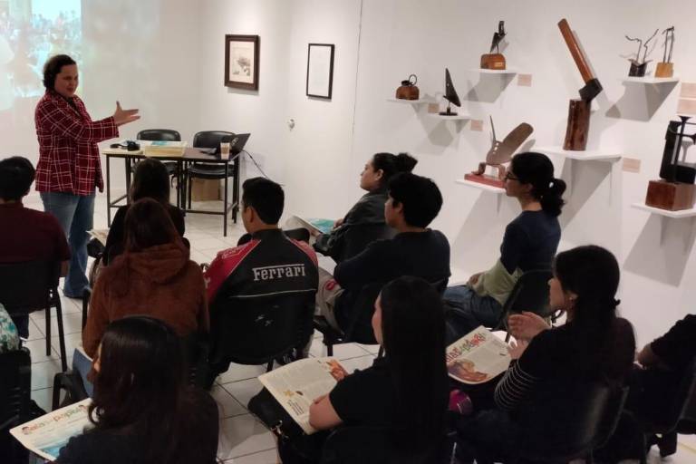 Comparten la experiencia de ‘Alas de Papel’ con alumnos de Comunicación de la UAdeO